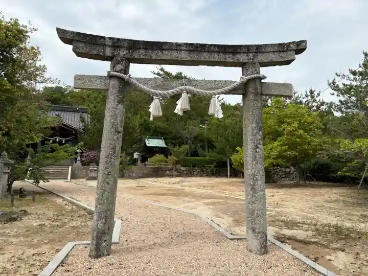 周防國総社宮 佐波神社の{uncategorized: "未分類", other: "その他", undefined: "問題あり", building: "その他建物", grave: "お墓", sacred_gate: "鳥居", guardian: "狛犬", statue: "像", buddha: "仏像", history: "歴史", nature: "自然", garden: "庭園", animal: "動物", pagoda: "塔", temizu: "手水舎", mountain_gate: "山門・神門", sanctuary: "本殿・本堂", subordinate: "末社・摂社", art: "芸術", scenery: "景色", jizo: "地蔵", ema: "絵馬", goshuin: "御朱印", omikuji: "おみくじ", items: "授与品その他", amulet: "お守り", goshuincho: "御朱印帳", eats: "食事", festival: "お祭り", votive_dance: "神楽", shichigosan: "七五三参", wedding: "結婚式", experience: "体験その他", initially: "初詣", around: "周辺", anti_infection: "感染症対策"}