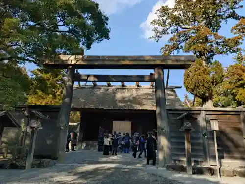 伊勢神宮外宮（豊受大神宮）の{uncategorized: "未分類", other: "その他", undefined: "問題あり", building: "その他建物", grave: "お墓", sacred_gate: "鳥居", guardian: "狛犬", statue: "像", buddha: "仏像", history: "歴史", nature: "自然", garden: "庭園", animal: "動物", pagoda: "塔", temizu: "手水舎", mountain_gate: "山門・神門", sanctuary: "本殿・本堂", subordinate: "末社・摂社", art: "芸術", scenery: "景色", jizo: "地蔵", ema: "絵馬", goshuin: "御朱印", omikuji: "おみくじ", items: "授与品その他", amulet: "お守り", goshuincho: "御朱印帳", eats: "食事", festival: "お祭り", votive_dance: "神楽", shichigosan: "七五三参", wedding: "結婚式", experience: "体験その他", initially: "初詣", around: "周辺", anti_infection: "感染症対策"}