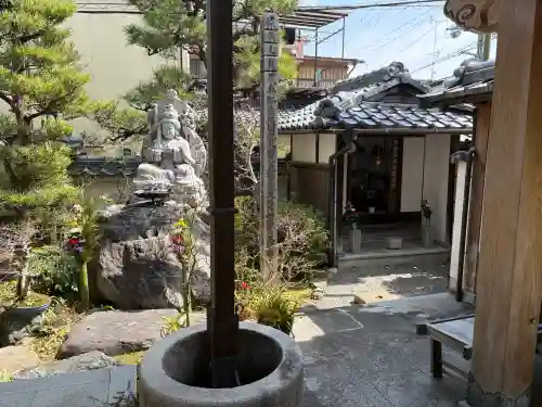 来迎寺(井戸来迎寺・紫雲山来迎寺)の{uncategorized: "未分類", other: "その他", undefined: "問題あり", building: "その他建物", grave: "お墓", sacred_gate: "鳥居", guardian: "狛犬", statue: "像", buddha: "仏像", history: "歴史", nature: "自然", garden: "庭園", animal: "動物", pagoda: "塔", temizu: "手水舎", mountain_gate: "山門・神門", sanctuary: "本殿・本堂", subordinate: "末社・摂社", art: "芸術", scenery: "景色", jizo: "地蔵", ema: "絵馬", goshuin: "御朱印", omikuji: "おみくじ", items: "授与品その他", amulet: "お守り", goshuincho: "御朱印帳", eats: "食事", festival: "お祭り", votive_dance: "神楽", shichigosan: "七五三参", wedding: "結婚式", experience: "体験その他", initially: "初詣", around: "周辺", anti_infection: "感染症対策"}