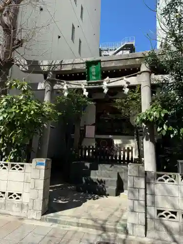 諏訪神社の{uncategorized: "未分類", other: "その他", undefined: "問題あり", building: "その他建物", grave: "お墓", sacred_gate: "鳥居", guardian: "狛犬", statue: "像", buddha: "仏像", history: "歴史", nature: "自然", garden: "庭園", animal: "動物", pagoda: "塔", temizu: "手水舎", mountain_gate: "山門・神門", sanctuary: "本殿・本堂", subordinate: "末社・摂社", art: "芸術", scenery: "景色", jizo: "地蔵", ema: "絵馬", goshuin: "御朱印", omikuji: "おみくじ", items: "授与品その他", amulet: "お守り", goshuincho: "御朱印帳", eats: "食事", festival: "お祭り", votive_dance: "神楽", shichigosan: "七五三参", wedding: "結婚式", experience: "体験その他", initially: "初詣", around: "周辺", anti_infection: "感染症対策"}