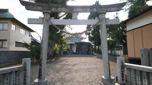 三ツ石神社の鳥居