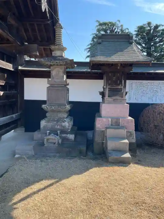 光明寺の{uncategorized: "未分類", other: "その他", undefined: "問題あり", building: "その他建物", grave: "お墓", sacred_gate: "鳥居", guardian: "狛犬", statue: "像", buddha: "仏像", history: "歴史", nature: "自然", garden: "庭園", animal: "動物", pagoda: "塔", temizu: "手水舎", mountain_gate: "山門・神門", sanctuary: "本殿・本堂", subordinate: "末社・摂社", art: "芸術", scenery: "景色", jizo: "地蔵", ema: "絵馬", goshuin: "御朱印", omikuji: "おみくじ", items: "授与品その他", amulet: "お守り", goshuincho: "御朱印帳", eats: "食事", festival: "お祭り", votive_dance: "神楽", shichigosan: "七五三参", wedding: "結婚式", experience: "体験その他", initially: "初詣", around: "周辺", anti_infection: "感染症対策"}