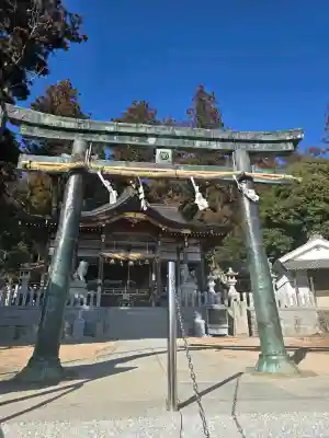 三輪神社の{uncategorized: "未分類", other: "その他", undefined: "問題あり", building: "その他建物", grave: "お墓", sacred_gate: "鳥居", guardian: "狛犬", statue: "像", buddha: "仏像", history: "歴史", nature: "自然", garden: "庭園", animal: "動物", pagoda: "塔", temizu: "手水舎", mountain_gate: "山門・神門", sanctuary: "本殿・本堂", subordinate: "末社・摂社", art: "芸術", scenery: "景色", jizo: "地蔵", ema: "絵馬", goshuin: "御朱印", omikuji: "おみくじ", items: "授与品その他", amulet: "お守り", goshuincho: "御朱印帳", eats: "食事", festival: "お祭り", votive_dance: "神楽", shichigosan: "七五三参", wedding: "結婚式", experience: "体験その他", initially: "初詣", around: "周辺", anti_infection: "感染症対策"}