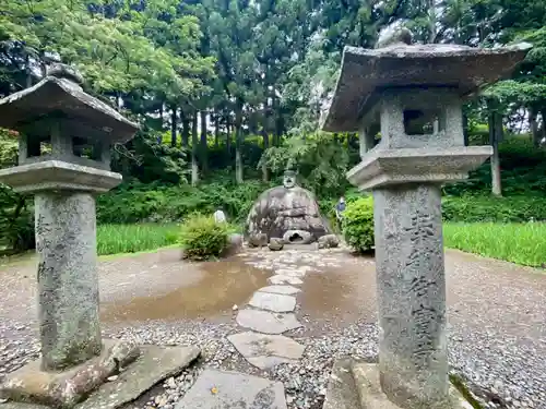 万治の石仏のその他建物