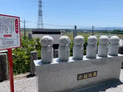 埼玉厄除け開運大師・龍泉寺（切り絵御朱印発祥の寺）の地蔵