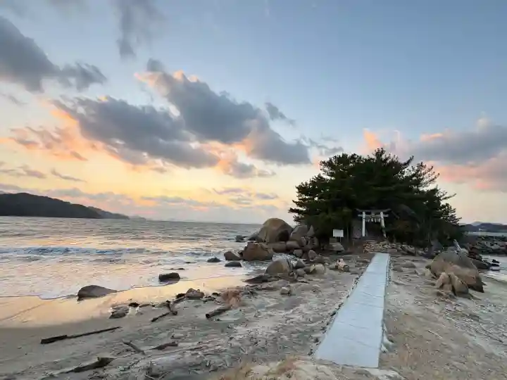 箱島神社の{uncategorized: "未分類", other: "その他", undefined: "問題あり", building: "その他建物", grave: "お墓", sacred_gate: "鳥居", guardian: "狛犬", statue: "像", buddha: "仏像", history: "歴史", nature: "自然", garden: "庭園", animal: "動物", pagoda: "塔", temizu: "手水舎", mountain_gate: "山門・神門", sanctuary: "本殿・本堂", subordinate: "末社・摂社", art: "芸術", scenery: "景色", jizo: "地蔵", ema: "絵馬", goshuin: "御朱印", omikuji: "おみくじ", items: "授与品その他", amulet: "お守り", goshuincho: "御朱印帳", eats: "食事", festival: "お祭り", votive_dance: "神楽", shichigosan: "七五三参", wedding: "結婚式", experience: "体験その他", initially: "初詣", around: "周辺", anti_infection: "感染症対策"}