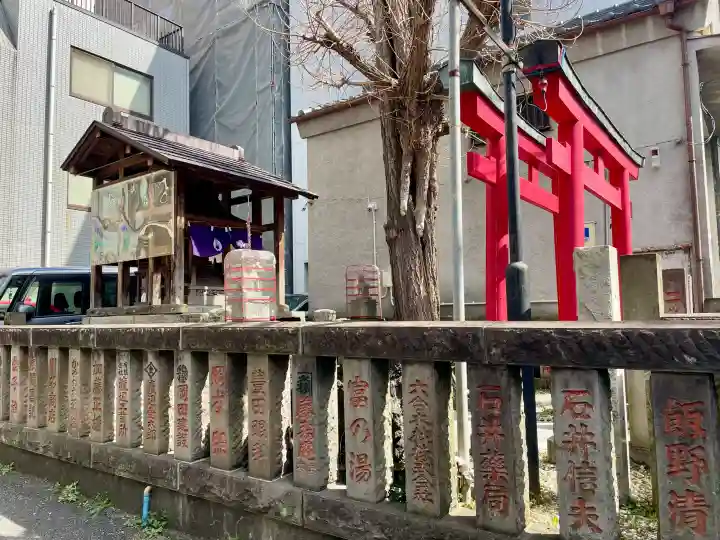 二ツ谷稲荷神社の{uncategorized: "未分類", other: "その他", undefined: "問題あり", building: "その他建物", grave: "お墓", sacred_gate: "鳥居", guardian: "狛犬", statue: "像", buddha: "仏像", history: "歴史", nature: "自然", garden: "庭園", animal: "動物", pagoda: "塔", temizu: "手水舎", mountain_gate: "山門・神門", sanctuary: "本殿・本堂", subordinate: "末社・摂社", art: "芸術", scenery: "景色", jizo: "地蔵", ema: "絵馬", goshuin: "御朱印", omikuji: "おみくじ", items: "授与品その他", amulet: "お守り", goshuincho: "御朱印帳", eats: "食事", festival: "お祭り", votive_dance: "神楽", shichigosan: "七五三参", wedding: "結婚式", experience: "体験その他", initially: "初詣", around: "周辺", anti_infection: "感染症対策"}