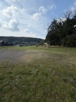 六所神社の{uncategorized: "未分類", other: "その他", undefined: "問題あり", building: "その他建物", grave: "お墓", sacred_gate: "鳥居", guardian: "狛犬", statue: "像", buddha: "仏像", history: "歴史", nature: "自然", garden: "庭園", animal: "動物", pagoda: "塔", temizu: "手水舎", mountain_gate: "山門・神門", sanctuary: "本殿・本堂", subordinate: "末社・摂社", art: "芸術", scenery: "景色", jizo: "地蔵", ema: "絵馬", goshuin: "御朱印", omikuji: "おみくじ", items: "授与品その他", amulet: "お守り", goshuincho: "御朱印帳", eats: "食事", festival: "お祭り", votive_dance: "神楽", shichigosan: "七五三参", wedding: "結婚式", experience: "体験その他", initially: "初詣", around: "周辺", anti_infection: "感染症対策"}