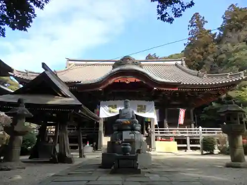 椎尾山薬王院の本殿・本堂