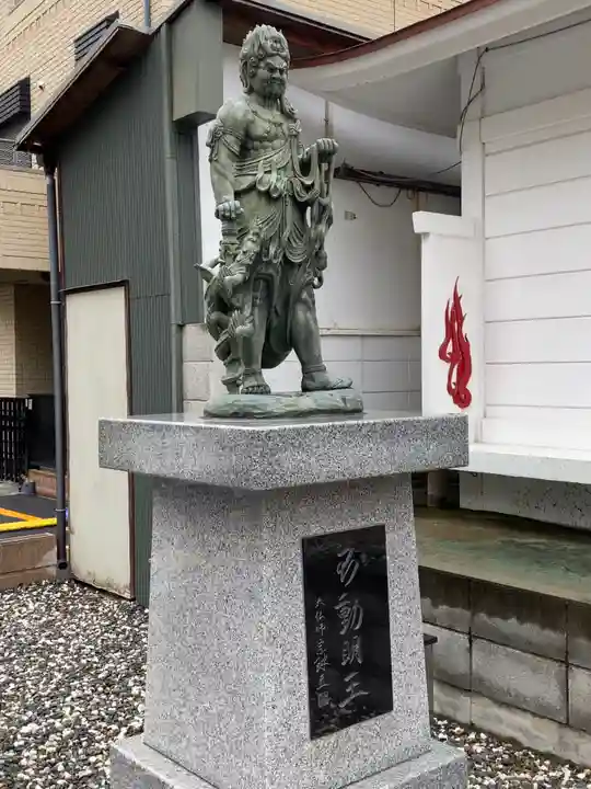 大光不動堂の像