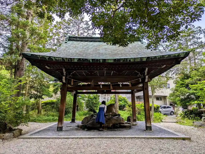 六所神社の手水舎