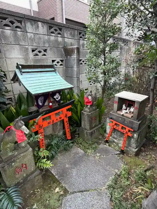 四谷於岩稲荷田宮神社の{uncategorized: "未分類", other: "その他", undefined: "問題あり", building: "その他建物", grave: "お墓", sacred_gate: "鳥居", guardian: "狛犬", statue: "像", buddha: "仏像", history: "歴史", nature: "自然", garden: "庭園", animal: "動物", pagoda: "塔", temizu: "手水舎", mountain_gate: "山門・神門", sanctuary: "本殿・本堂", subordinate: "末社・摂社", art: "芸術", scenery: "景色", jizo: "地蔵", ema: "絵馬", goshuin: "御朱印", omikuji: "おみくじ", items: "授与品その他", amulet: "お守り", goshuincho: "御朱印帳", eats: "食事", festival: "お祭り", votive_dance: "神楽", shichigosan: "七五三参", wedding: "結婚式", experience: "体験その他", initially: "初詣", around: "周辺", anti_infection: "感染症対策"}
