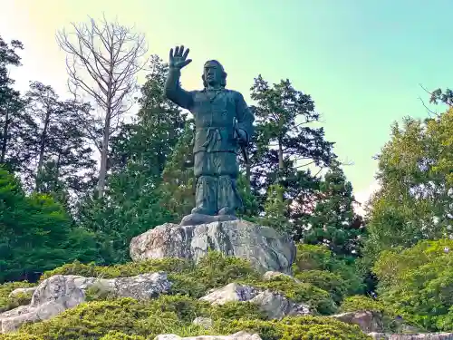 三峯神社の像