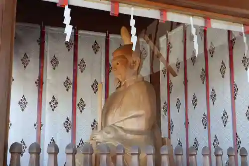 須賀神社の像