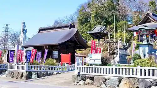 埼玉厄除け開運大師・龍泉寺（切り絵御朱印発祥の寺）の山門