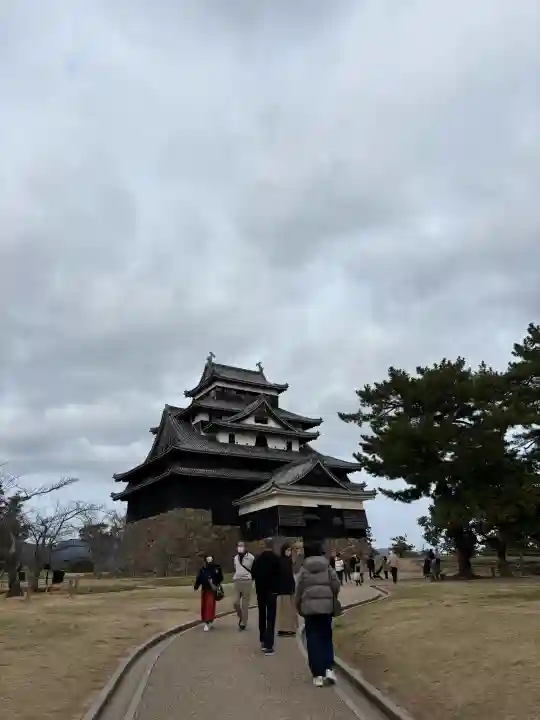 松江神社の{uncategorized: "未分類", other: "その他", undefined: "問題あり", building: "その他建物", grave: "お墓", sacred_gate: "鳥居", guardian: "狛犬", statue: "像", buddha: "仏像", history: "歴史", nature: "自然", garden: "庭園", animal: "動物", pagoda: "塔", temizu: "手水舎", mountain_gate: "山門・神門", sanctuary: "本殿・本堂", subordinate: "末社・摂社", art: "芸術", scenery: "景色", jizo: "地蔵", ema: "絵馬", goshuin: "御朱印", omikuji: "おみくじ", items: "授与品その他", amulet: "お守り", goshuincho: "御朱印帳", eats: "食事", festival: "お祭り", votive_dance: "神楽", shichigosan: "七五三参", wedding: "結婚式", experience: "体験その他", initially: "初詣", around: "周辺", anti_infection: "感染症対策"}