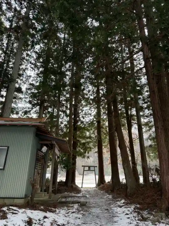 熊野神社の{uncategorized: "未分類", other: "その他", undefined: "問題あり", building: "その他建物", grave: "お墓", sacred_gate: "鳥居", guardian: "狛犬", statue: "像", buddha: "仏像", history: "歴史", nature: "自然", garden: "庭園", animal: "動物", pagoda: "塔", temizu: "手水舎", mountain_gate: "山門・神門", sanctuary: "本殿・本堂", subordinate: "末社・摂社", art: "芸術", scenery: "景色", jizo: "地蔵", ema: "絵馬", goshuin: "御朱印", omikuji: "おみくじ", items: "授与品その他", amulet: "お守り", goshuincho: "御朱印帳", eats: "食事", festival: "お祭り", votive_dance: "神楽", shichigosan: "七五三参", wedding: "結婚式", experience: "体験その他", initially: "初詣", around: "周辺", anti_infection: "感染症対策"}