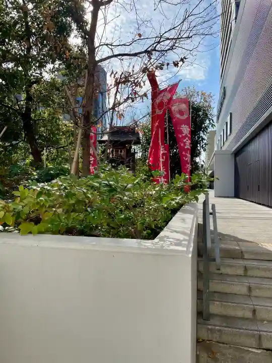 黄金水稲荷(の祠)の{uncategorized: "未分類", other: "その他", undefined: "問題あり", building: "その他建物", grave: "お墓", sacred_gate: "鳥居", guardian: "狛犬", statue: "像", buddha: "仏像", history: "歴史", nature: "自然", garden: "庭園", animal: "動物", pagoda: "塔", temizu: "手水舎", mountain_gate: "山門・神門", sanctuary: "本殿・本堂", subordinate: "末社・摂社", art: "芸術", scenery: "景色", jizo: "地蔵", ema: "絵馬", goshuin: "御朱印", omikuji: "おみくじ", items: "授与品その他", amulet: "お守り", goshuincho: "御朱印帳", eats: "食事", festival: "お祭り", votive_dance: "神楽", shichigosan: "七五三参", wedding: "結婚式", experience: "体験その他", initially: "初詣", around: "周辺", anti_infection: "感染症対策"}