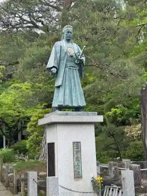 高幡不動尊　金剛寺の{uncategorized: "未分類", other: "その他", undefined: "問題あり", building: "その他建物", grave: "お墓", sacred_gate: "鳥居", guardian: "狛犬", statue: "像", buddha: "仏像", history: "歴史", nature: "自然", garden: "庭園", animal: "動物", pagoda: "塔", temizu: "手水舎", mountain_gate: "山門・神門", sanctuary: "本殿・本堂", subordinate: "末社・摂社", art: "芸術", scenery: "景色", jizo: "地蔵", ema: "絵馬", goshuin: "御朱印", omikuji: "おみくじ", items: "授与品その他", amulet: "お守り", goshuincho: "御朱印帳", eats: "食事", festival: "お祭り", votive_dance: "神楽", shichigosan: "七五三参", wedding: "結婚式", experience: "体験その他", initially: "初詣", around: "周辺", anti_infection: "感染症対策"}