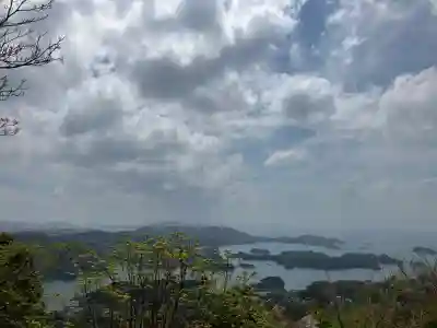 軻遇突智神社の{uncategorized: "未分類", other: "その他", undefined: "問題あり", building: "その他建物", grave: "お墓", sacred_gate: "鳥居", guardian: "狛犬", statue: "像", buddha: "仏像", history: "歴史", nature: "自然", garden: "庭園", animal: "動物", pagoda: "塔", temizu: "手水舎", mountain_gate: "山門・神門", sanctuary: "本殿・本堂", subordinate: "末社・摂社", art: "芸術", scenery: "景色", jizo: "地蔵", ema: "絵馬", goshuin: "御朱印", omikuji: "おみくじ", items: "授与品その他", amulet: "お守り", goshuincho: "御朱印帳", eats: "食事", festival: "お祭り", votive_dance: "神楽", shichigosan: "七五三参", wedding: "結婚式", experience: "体験その他", initially: "初詣", around: "周辺", anti_infection: "感染症対策"}