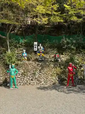 桃太郎神社（栗栖）の{uncategorized: "未分類", other: "その他", undefined: "問題あり", building: "その他建物", grave: "お墓", sacred_gate: "鳥居", guardian: "狛犬", statue: "像", buddha: "仏像", history: "歴史", nature: "自然", garden: "庭園", animal: "動物", pagoda: "塔", temizu: "手水舎", mountain_gate: "山門・神門", sanctuary: "本殿・本堂", subordinate: "末社・摂社", art: "芸術", scenery: "景色", jizo: "地蔵", ema: "絵馬", goshuin: "御朱印", omikuji: "おみくじ", items: "授与品その他", amulet: "お守り", goshuincho: "御朱印帳", eats: "食事", festival: "お祭り", votive_dance: "神楽", shichigosan: "七五三参", wedding: "結婚式", experience: "体験その他", initially: "初詣", around: "周辺", anti_infection: "感染症対策"}