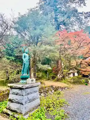 華藏寺(梅澤不動尊) の{uncategorized: "未分類", other: "その他", undefined: "問題あり", building: "その他建物", grave: "お墓", sacred_gate: "鳥居", guardian: "狛犬", statue: "像", buddha: "仏像", history: "歴史", nature: "自然", garden: "庭園", animal: "動物", pagoda: "塔", temizu: "手水舎", mountain_gate: "山門・神門", sanctuary: "本殿・本堂", subordinate: "末社・摂社", art: "芸術", scenery: "景色", jizo: "地蔵", ema: "絵馬", goshuin: "御朱印", omikuji: "おみくじ", items: "授与品その他", amulet: "お守り", goshuincho: "御朱印帳", eats: "食事", festival: "お祭り", votive_dance: "神楽", shichigosan: "七五三参", wedding: "結婚式", experience: "体験その他", initially: "初詣", around: "周辺", anti_infection: "感染症対策"}