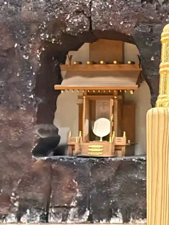 高千穂神社の{uncategorized: "未分類", other: "その他", undefined: "問題あり", building: "その他建物", grave: "お墓", sacred_gate: "鳥居", guardian: "狛犬", statue: "像", buddha: "仏像", history: "歴史", nature: "自然", garden: "庭園", animal: "動物", pagoda: "塔", temizu: "手水舎", mountain_gate: "山門・神門", sanctuary: "本殿・本堂", subordinate: "末社・摂社", art: "芸術", scenery: "景色", jizo: "地蔵", ema: "絵馬", goshuin: "御朱印", omikuji: "おみくじ", items: "授与品その他", amulet: "お守り", goshuincho: "御朱印帳", eats: "食事", festival: "お祭り", votive_dance: "神楽", shichigosan: "七五三参", wedding: "結婚式", experience: "体験その他", initially: "初詣", around: "周辺", anti_infection: "感染症対策"}