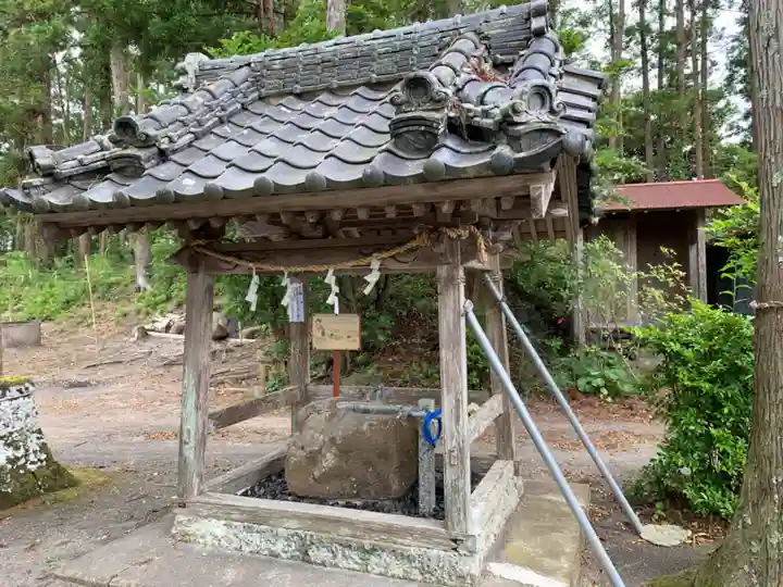 滝口神社の手水舎