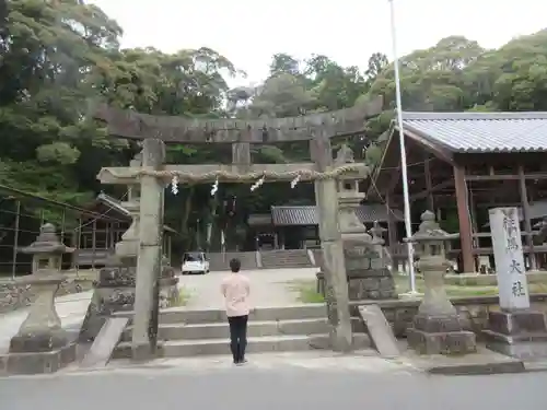 往馬坐伊古麻都比古神社の鳥居