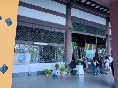 西新井大師総持寺の{uncategorized: "未分類", other: "その他", undefined: "問題あり", building: "その他建物", grave: "お墓", sacred_gate: "鳥居", guardian: "狛犬", statue: "像", buddha: "仏像", history: "歴史", nature: "自然", garden: "庭園", animal: "動物", pagoda: "塔", temizu: "手水舎", mountain_gate: "山門・神門", sanctuary: "本殿・本堂", subordinate: "末社・摂社", art: "芸術", scenery: "景色", jizo: "地蔵", ema: "絵馬", goshuin: "御朱印", omikuji: "おみくじ", items: "授与品その他", amulet: "お守り", goshuincho: "御朱印帳", eats: "食事", festival: "お祭り", votive_dance: "神楽", shichigosan: "七五三参", wedding: "結婚式", experience: "体験その他", initially: "初詣", around: "周辺", anti_infection: "感染症対策"}