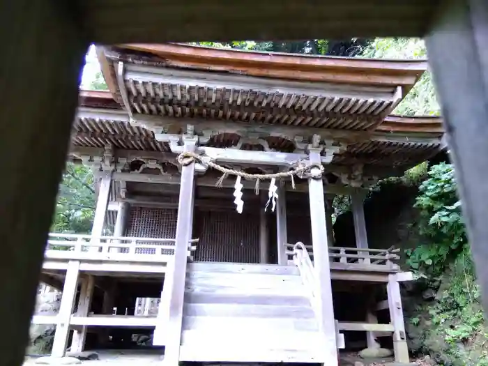 白山神社の本殿