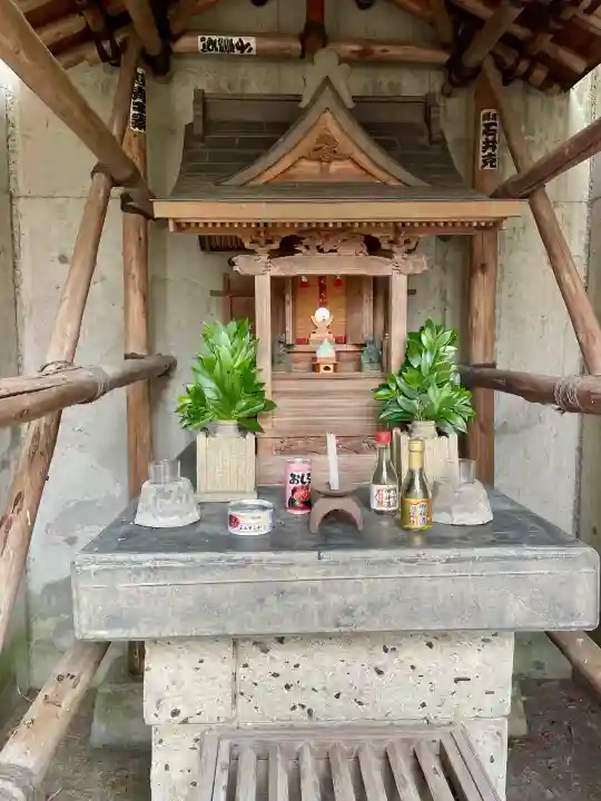 真島稲荷神社の{uncategorized: "未分類", other: "その他", undefined: "問題あり", building: "その他建物", grave: "お墓", sacred_gate: "鳥居", guardian: "狛犬", statue: "像", buddha: "仏像", history: "歴史", nature: "自然", garden: "庭園", animal: "動物", pagoda: "塔", temizu: "手水舎", mountain_gate: "山門・神門", sanctuary: "本殿・本堂", subordinate: "末社・摂社", art: "芸術", scenery: "景色", jizo: "地蔵", ema: "絵馬", goshuin: "御朱印", omikuji: "おみくじ", items: "授与品その他", amulet: "お守り", goshuincho: "御朱印帳", eats: "食事", festival: "お祭り", votive_dance: "神楽", shichigosan: "七五三参", wedding: "結婚式", experience: "体験その他", initially: "初詣", around: "周辺", anti_infection: "感染症対策"}