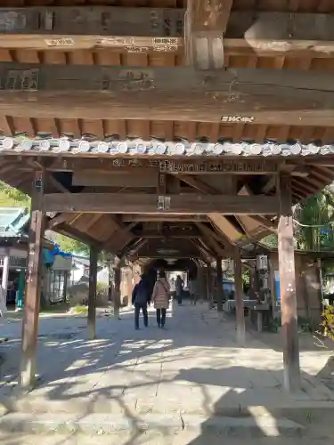 石手寺の{uncategorized: "未分類", other: "その他", undefined: "問題あり", building: "その他建物", grave: "お墓", sacred_gate: "鳥居", guardian: "狛犬", statue: "像", buddha: "仏像", history: "歴史", nature: "自然", garden: "庭園", animal: "動物", pagoda: "塔", temizu: "手水舎", mountain_gate: "山門・神門", sanctuary: "本殿・本堂", subordinate: "末社・摂社", art: "芸術", scenery: "景色", jizo: "地蔵", ema: "絵馬", goshuin: "御朱印", omikuji: "おみくじ", items: "授与品その他", amulet: "お守り", goshuincho: "御朱印帳", eats: "食事", festival: "お祭り", votive_dance: "神楽", shichigosan: "七五三参", wedding: "結婚式", experience: "体験その他", initially: "初詣", around: "周辺", anti_infection: "感染症対策"}