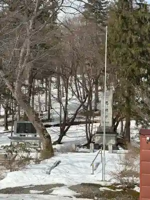 新得神社の{uncategorized: "未分類", other: "その他", undefined: "問題あり", building: "その他建物", grave: "お墓", sacred_gate: "鳥居", guardian: "狛犬", statue: "像", buddha: "仏像", history: "歴史", nature: "自然", garden: "庭園", animal: "動物", pagoda: "塔", temizu: "手水舎", mountain_gate: "山門・神門", sanctuary: "本殿・本堂", subordinate: "末社・摂社", art: "芸術", scenery: "景色", jizo: "地蔵", ema: "絵馬", goshuin: "御朱印", omikuji: "おみくじ", items: "授与品その他", amulet: "お守り", goshuincho: "御朱印帳", eats: "食事", festival: "お祭り", votive_dance: "神楽", shichigosan: "七五三参", wedding: "結婚式", experience: "体験その他", initially: "初詣", around: "周辺", anti_infection: "感染症対策"}