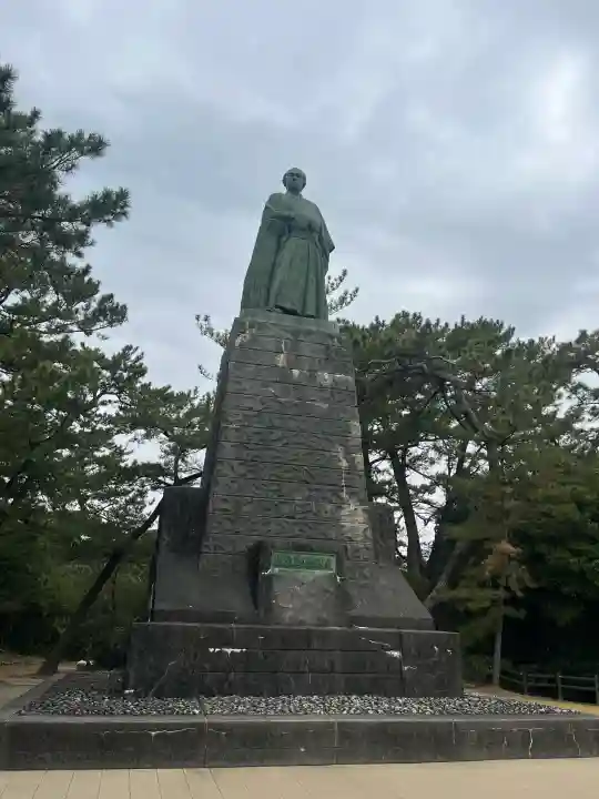 海津見神社(桂浜龍王宮)の{uncategorized: "未分類", other: "その他", undefined: "問題あり", building: "その他建物", grave: "お墓", sacred_gate: "鳥居", guardian: "狛犬", statue: "像", buddha: "仏像", history: "歴史", nature: "自然", garden: "庭園", animal: "動物", pagoda: "塔", temizu: "手水舎", mountain_gate: "山門・神門", sanctuary: "本殿・本堂", subordinate: "末社・摂社", art: "芸術", scenery: "景色", jizo: "地蔵", ema: "絵馬", goshuin: "御朱印", omikuji: "おみくじ", items: "授与品その他", amulet: "お守り", goshuincho: "御朱印帳", eats: "食事", festival: "お祭り", votive_dance: "神楽", shichigosan: "七五三参", wedding: "結婚式", experience: "体験その他", initially: "初詣", around: "周辺", anti_infection: "感染症対策"}