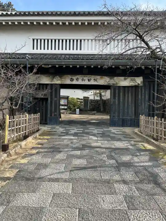 岸城神社の{uncategorized: "未分類", other: "その他", undefined: "問題あり", building: "その他建物", grave: "お墓", sacred_gate: "鳥居", guardian: "狛犬", statue: "像", buddha: "仏像", history: "歴史", nature: "自然", garden: "庭園", animal: "動物", pagoda: "塔", temizu: "手水舎", mountain_gate: "山門・神門", sanctuary: "本殿・本堂", subordinate: "末社・摂社", art: "芸術", scenery: "景色", jizo: "地蔵", ema: "絵馬", goshuin: "御朱印", omikuji: "おみくじ", items: "授与品その他", amulet: "お守り", goshuincho: "御朱印帳", eats: "食事", festival: "お祭り", votive_dance: "神楽", shichigosan: "七五三参", wedding: "結婚式", experience: "体験その他", initially: "初詣", around: "周辺", anti_infection: "感染症対策"}