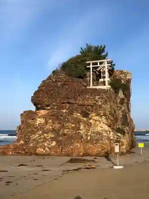 稲佐の浜　弁天島の{uncategorized: "未分類", other: "その他", undefined: "問題あり", building: "その他建物", grave: "お墓", sacred_gate: "鳥居", guardian: "狛犬", statue: "像", buddha: "仏像", history: "歴史", nature: "自然", garden: "庭園", animal: "動物", pagoda: "塔", temizu: "手水舎", mountain_gate: "山門・神門", sanctuary: "本殿・本堂", subordinate: "末社・摂社", art: "芸術", scenery: "景色", jizo: "地蔵", ema: "絵馬", goshuin: "御朱印", omikuji: "おみくじ", items: "授与品その他", amulet: "お守り", goshuincho: "御朱印帳", eats: "食事", festival: "お祭り", votive_dance: "神楽", shichigosan: "七五三参", wedding: "結婚式", experience: "体験その他", initially: "初詣", around: "周辺", anti_infection: "感染症対策"}
