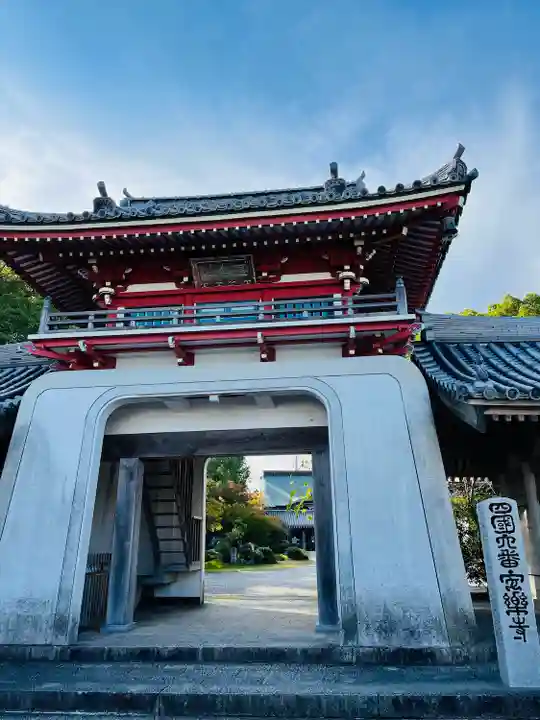 温泉山 安楽寺(四国霊場第六番札所)の山門・神門