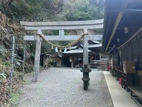 速川神社の{uncategorized: "未分類", other: "その他", undefined: "問題あり", building: "その他建物", grave: "お墓", sacred_gate: "鳥居", guardian: "狛犬", statue: "像", buddha: "仏像", history: "歴史", nature: "自然", garden: "庭園", animal: "動物", pagoda: "塔", temizu: "手水舎", mountain_gate: "山門・神門", sanctuary: "本殿・本堂", subordinate: "末社・摂社", art: "芸術", scenery: "景色", jizo: "地蔵", ema: "絵馬", goshuin: "御朱印", omikuji: "おみくじ", items: "授与品その他", amulet: "お守り", goshuincho: "御朱印帳", eats: "食事", festival: "お祭り", votive_dance: "神楽", shichigosan: "七五三参", wedding: "結婚式", experience: "体験その他", initially: "初詣", around: "周辺", anti_infection: "感染症対策"}