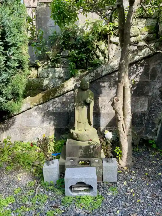 良長院の{uncategorized: "未分類", other: "その他", undefined: "問題あり", building: "その他建物", grave: "お墓", sacred_gate: "鳥居", guardian: "狛犬", statue: "像", buddha: "仏像", history: "歴史", nature: "自然", garden: "庭園", animal: "動物", pagoda: "塔", temizu: "手水舎", mountain_gate: "山門・神門", sanctuary: "本殿・本堂", subordinate: "末社・摂社", art: "芸術", scenery: "景色", jizo: "地蔵", ema: "絵馬", goshuin: "御朱印", omikuji: "おみくじ", items: "授与品その他", amulet: "お守り", goshuincho: "御朱印帳", eats: "食事", festival: "お祭り", votive_dance: "神楽", shichigosan: "七五三参", wedding: "結婚式", experience: "体験その他", initially: "初詣", around: "周辺", anti_infection: "感染症対策"}
