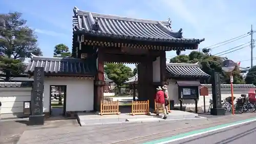 南蔵院の山門