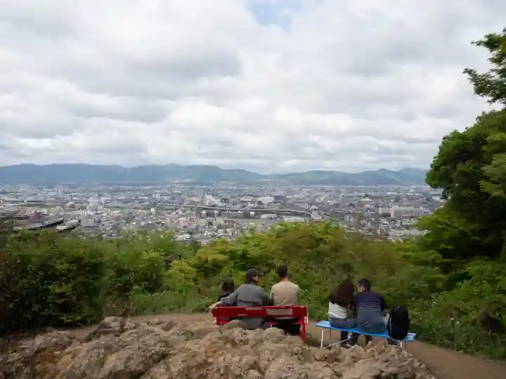 伏見稲荷大社の{uncategorized: "未分類", other: "その他", undefined: "問題あり", building: "その他建物", grave: "お墓", sacred_gate: "鳥居", guardian: "狛犬", statue: "像", buddha: "仏像", history: "歴史", nature: "自然", garden: "庭園", animal: "動物", pagoda: "塔", temizu: "手水舎", mountain_gate: "山門・神門", sanctuary: "本殿・本堂", subordinate: "末社・摂社", art: "芸術", scenery: "景色", jizo: "地蔵", ema: "絵馬", goshuin: "御朱印", omikuji: "おみくじ", items: "授与品その他", amulet: "お守り", goshuincho: "御朱印帳", eats: "食事", festival: "お祭り", votive_dance: "神楽", shichigosan: "七五三参", wedding: "結婚式", experience: "体験その他", initially: "初詣", around: "周辺", anti_infection: "感染症対策"}