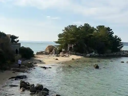 箱島神社の{uncategorized: "未分類", other: "その他", undefined: "問題あり", building: "その他建物", grave: "お墓", sacred_gate: "鳥居", guardian: "狛犬", statue: "像", buddha: "仏像", history: "歴史", nature: "自然", garden: "庭園", animal: "動物", pagoda: "塔", temizu: "手水舎", mountain_gate: "山門・神門", sanctuary: "本殿・本堂", subordinate: "末社・摂社", art: "芸術", scenery: "景色", jizo: "地蔵", ema: "絵馬", goshuin: "御朱印", omikuji: "おみくじ", items: "授与品その他", amulet: "お守り", goshuincho: "御朱印帳", eats: "食事", festival: "お祭り", votive_dance: "神楽", shichigosan: "七五三参", wedding: "結婚式", experience: "体験その他", initially: "初詣", around: "周辺", anti_infection: "感染症対策"}