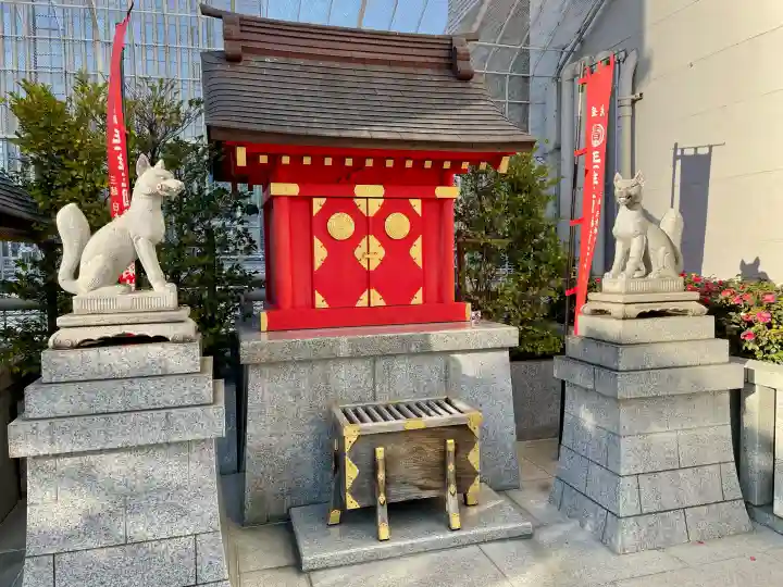 三囲神社(三圍神社)日本橋摂社の{uncategorized: "未分類", other: "その他", undefined: "問題あり", building: "その他建物", grave: "お墓", sacred_gate: "鳥居", guardian: "狛犬", statue: "像", buddha: "仏像", history: "歴史", nature: "自然", garden: "庭園", animal: "動物", pagoda: "塔", temizu: "手水舎", mountain_gate: "山門・神門", sanctuary: "本殿・本堂", subordinate: "末社・摂社", art: "芸術", scenery: "景色", jizo: "地蔵", ema: "絵馬", goshuin: "御朱印", omikuji: "おみくじ", items: "授与品その他", amulet: "お守り", goshuincho: "御朱印帳", eats: "食事", festival: "お祭り", votive_dance: "神楽", shichigosan: "七五三参", wedding: "結婚式", experience: "体験その他", initially: "初詣", around: "周辺", anti_infection: "感染症対策"}