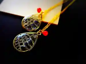 巳年に神社の御神蛇としてお迎えされた白蛇『瑪瑙ちゃん』の貴重な脱け殻で奉製した"めのちゃん御守"
瑪瑙ちゃんの名前に由来する赤瑪瑙がアクセント⸜❤️⸝
令和8年1月1日より数量限定で頒布致します🐍✨
※郵送対応は未定です
ペンダントタイプ 初穂料2000円
ストラップタイプ 初穂料1500円
神職が一つ一つ作成しております。
めのちゃんの脱皮は年に2.3回なので大量にはありません。