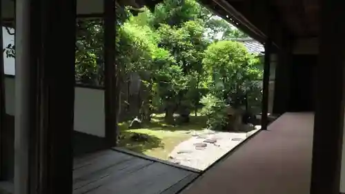 新薬師寺の庭園