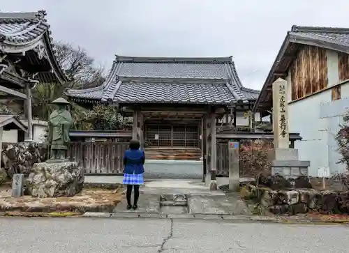 善行寺の山門