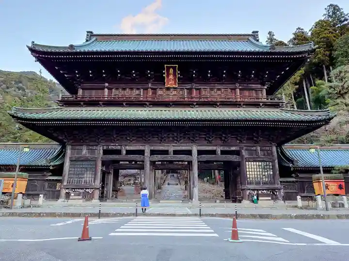 久遠寺の山門・神門