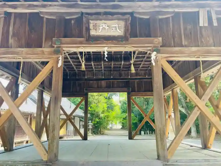 比都佐神社の{uncategorized: "未分類", other: "その他", undefined: "問題あり", building: "その他建物", grave: "お墓", sacred_gate: "鳥居", guardian: "狛犬", statue: "像", buddha: "仏像", history: "歴史", nature: "自然", garden: "庭園", animal: "動物", pagoda: "塔", temizu: "手水舎", mountain_gate: "山門・神門", sanctuary: "本殿・本堂", subordinate: "末社・摂社", art: "芸術", scenery: "景色", jizo: "地蔵", ema: "絵馬", goshuin: "御朱印", omikuji: "おみくじ", items: "授与品その他", amulet: "お守り", goshuincho: "御朱印帳", eats: "食事", festival: "お祭り", votive_dance: "神楽", shichigosan: "七五三参", wedding: "結婚式", experience: "体験その他", initially: "初詣", around: "周辺", anti_infection: "感染症対策"}