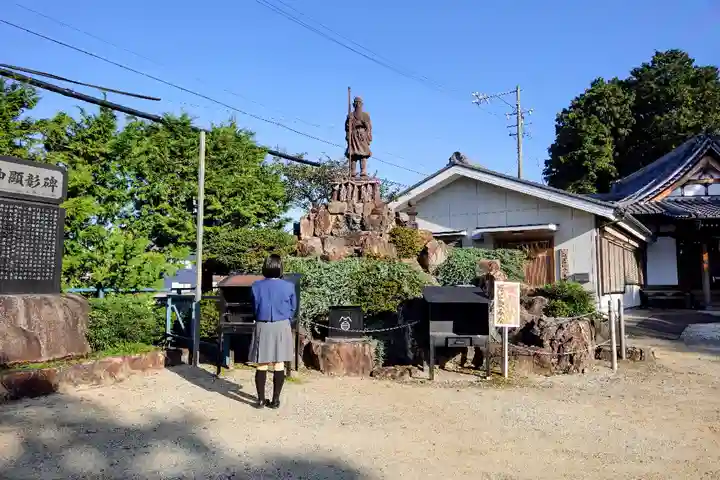 天神社・覚明堂(牛山町)の像